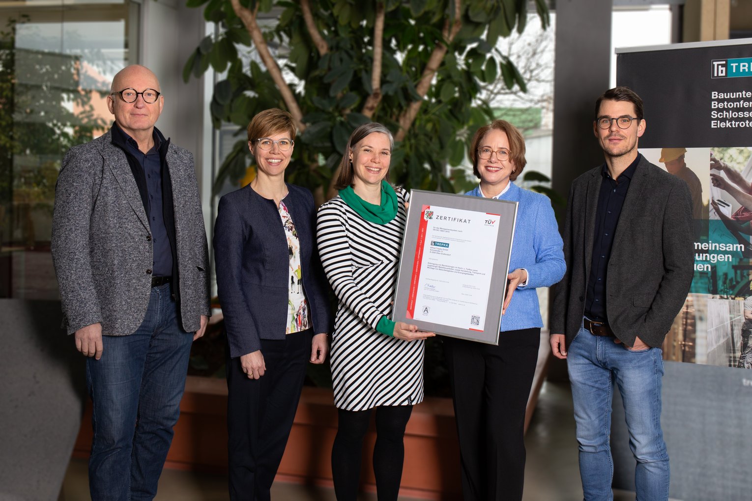 Die offizielle Übergabe erfolgte am 23.01.2026 durch Fr. DI Dr. Elisabeth Pichler (4.v.l.), Leiterin der Zertifizierungsstelle TÜV AUSTRIA und DI Werner Gargitter (1.v.l.), externer Auditor TÜV AUSTRIA.